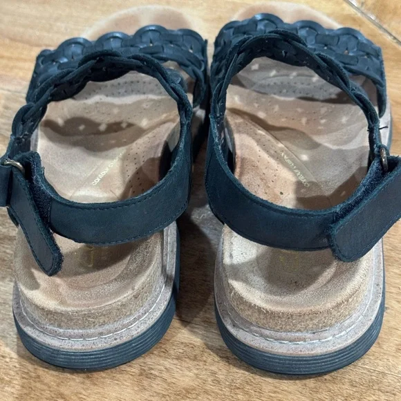 Clarks womens Black Sandals Arwell Glide
Leather Velcro heal strap US 7, UK 4.5 - Picture 3 of 6